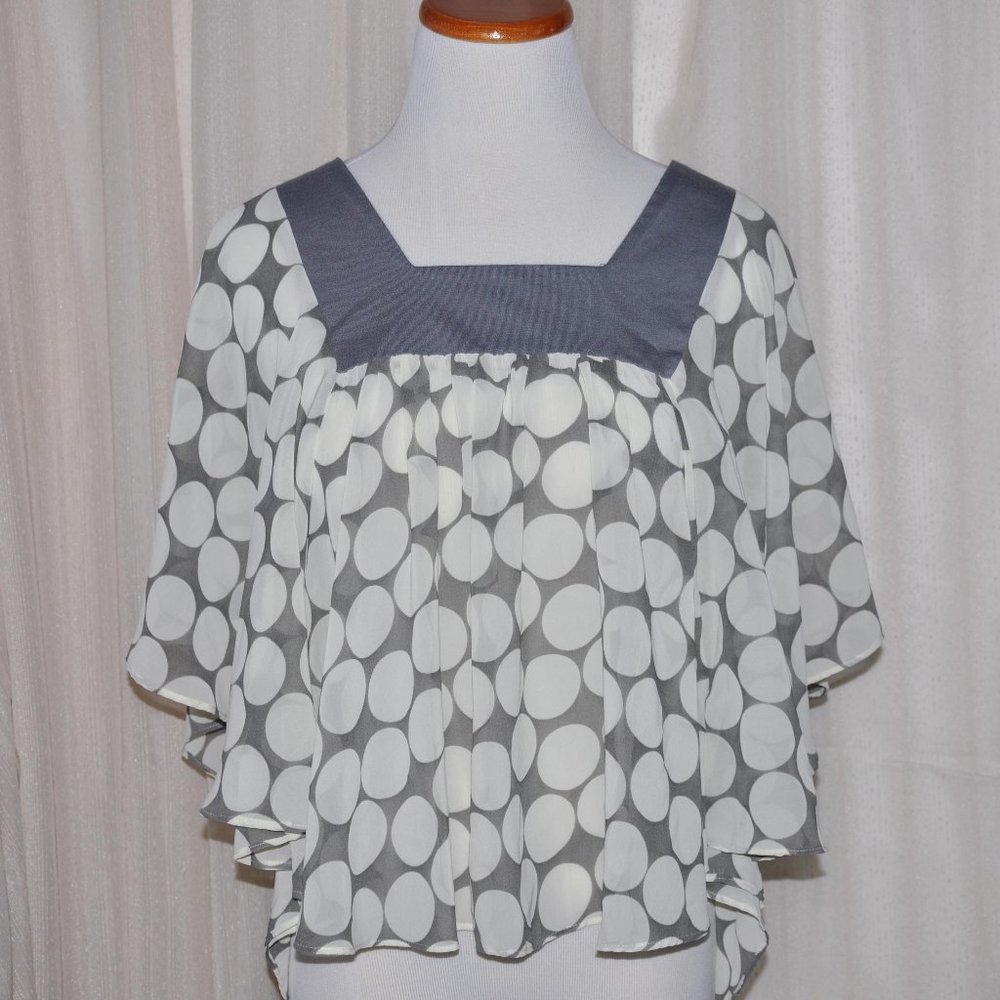 Comme Toi Summer Blouse in Gray & Cream With Flutter Sleeves and Hemline